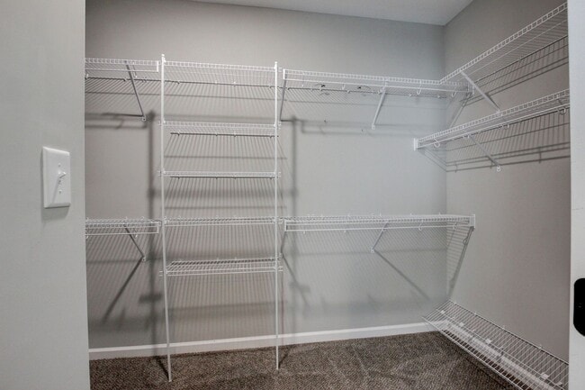 Building Photo - Sharp 4 bedroom HUGE house off exit 1 of I 24