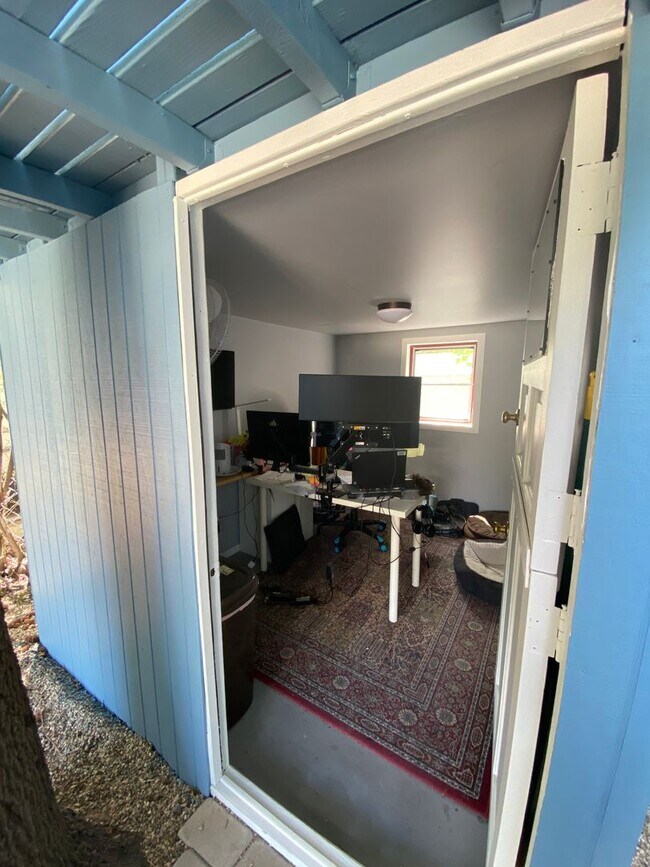 Building Photo - Remodeled 3 bed, 3 bath home on East end of Simi Valley