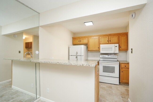 Building Photo - 17401 Red Oak Dr