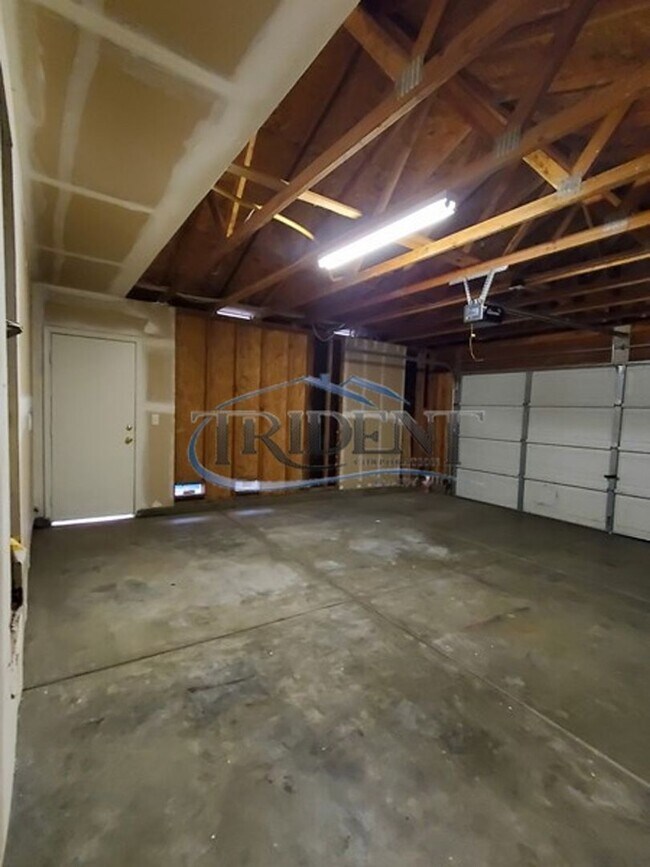 Building Photo - 4 bedroom 2 bath near schools and parks