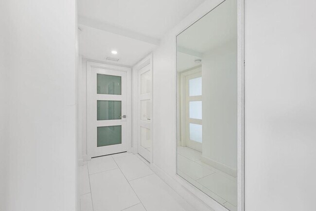 Building Photo - 545 S Fort Lauderdale Beach Blvd