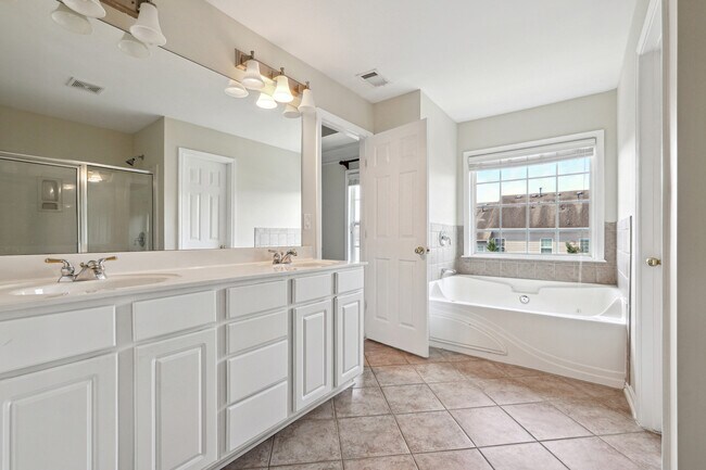 Building Photo - 6043 China Rose Ln