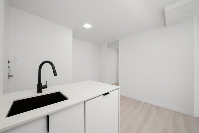 Building Photo - 247 E Chestnut St