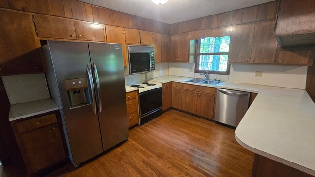 Building Photo - 4 Bed/2.5 Bath Brick Home - Kingsport TN