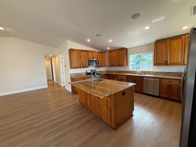 Building Photo - Beautiful 3 Bedroom 2 bath home in well de...