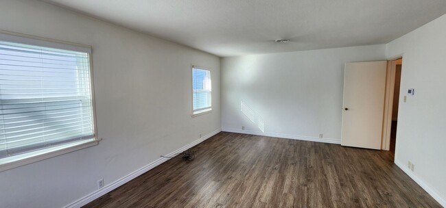 Building Photo - 804-808 H Ave.