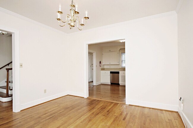 Building Photo - Student-Friendly Home in Desirable Univers...