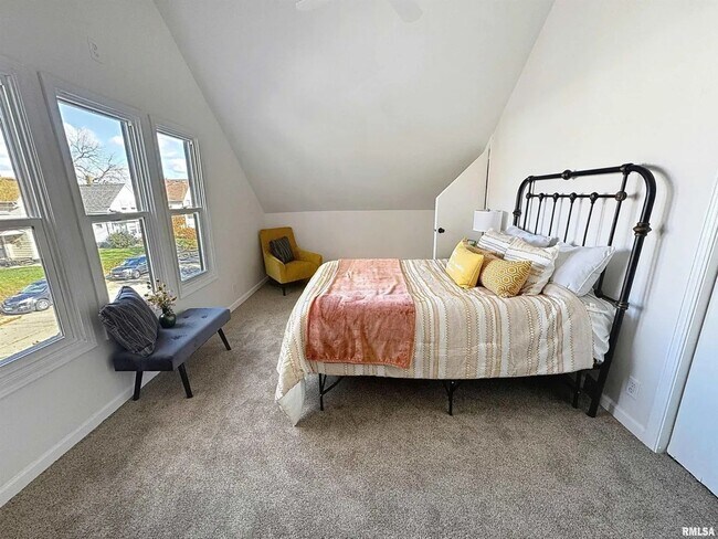 Building Photo - 3 Bedroom Rental in Moline