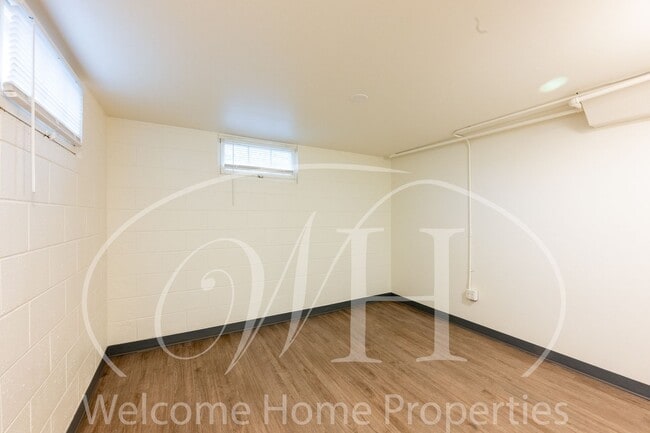 Building Photo - 427 E Pine St