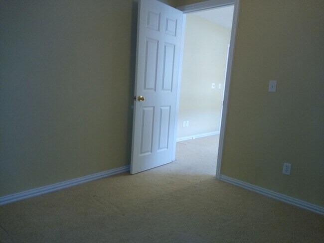 Building Photo - HUGE 3 Bedroom 3 Bath Home in Gated Community