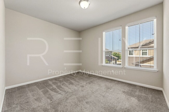 Building Photo - 1015 Vista View Dr