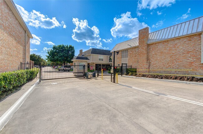 Building Photo - 2232 S Piney Point Rd