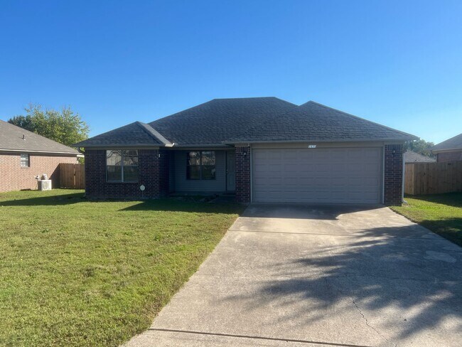 Primary Photo - 3 Bed 2 Bath Home