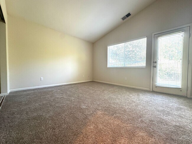 Building Photo - Single Story 3 Bed 2 Bath in Apple Hill!