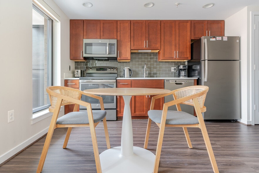 Building Photo - 3444 Fairfax Dr