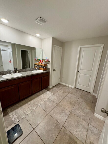 Building Photo - 1804 Broad Winged Hawk Dr