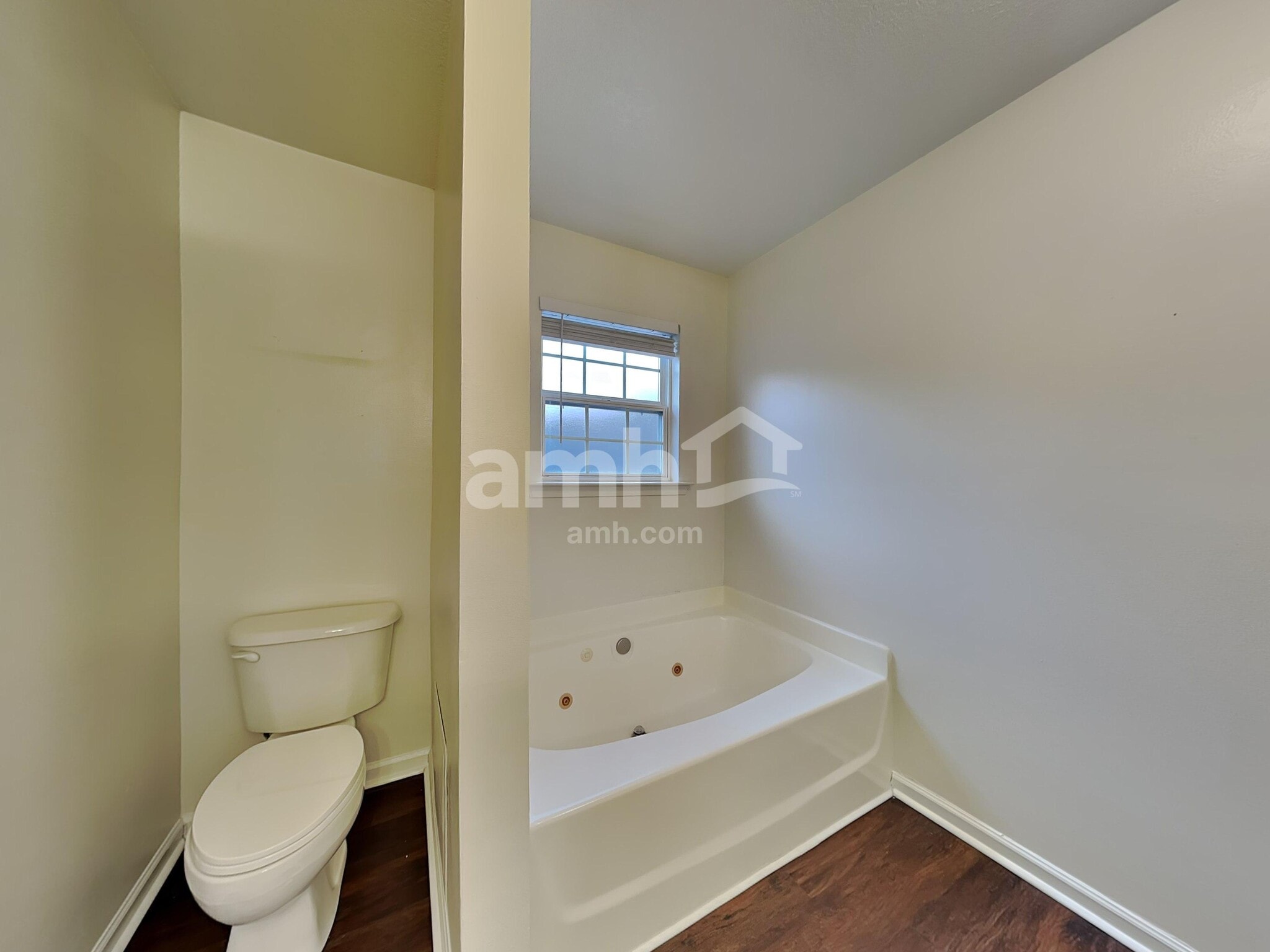 Building Photo - 200 Kingscreek Dr