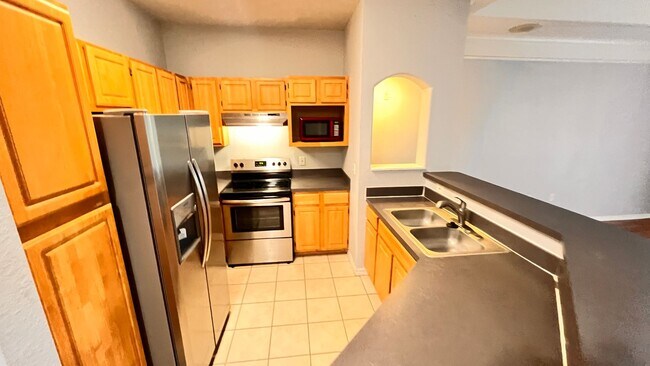 Building Photo - Two Bedroom in Metrowest AVAILABLE NOW!