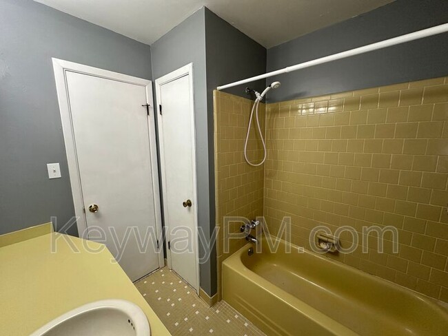 Building Photo - 4431 Roxbury Dr