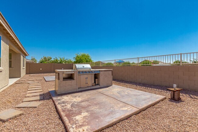 Building Photo - Beautiful 4 bedroom 2.5 bathroom home with large open floorplan in Queen Creek!