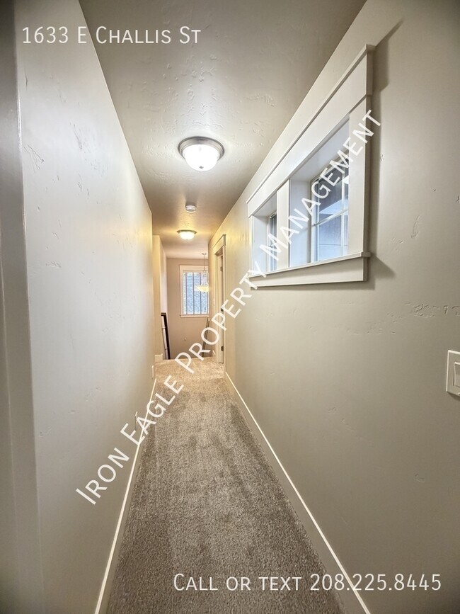 Building Photo - 1633 E Challis St