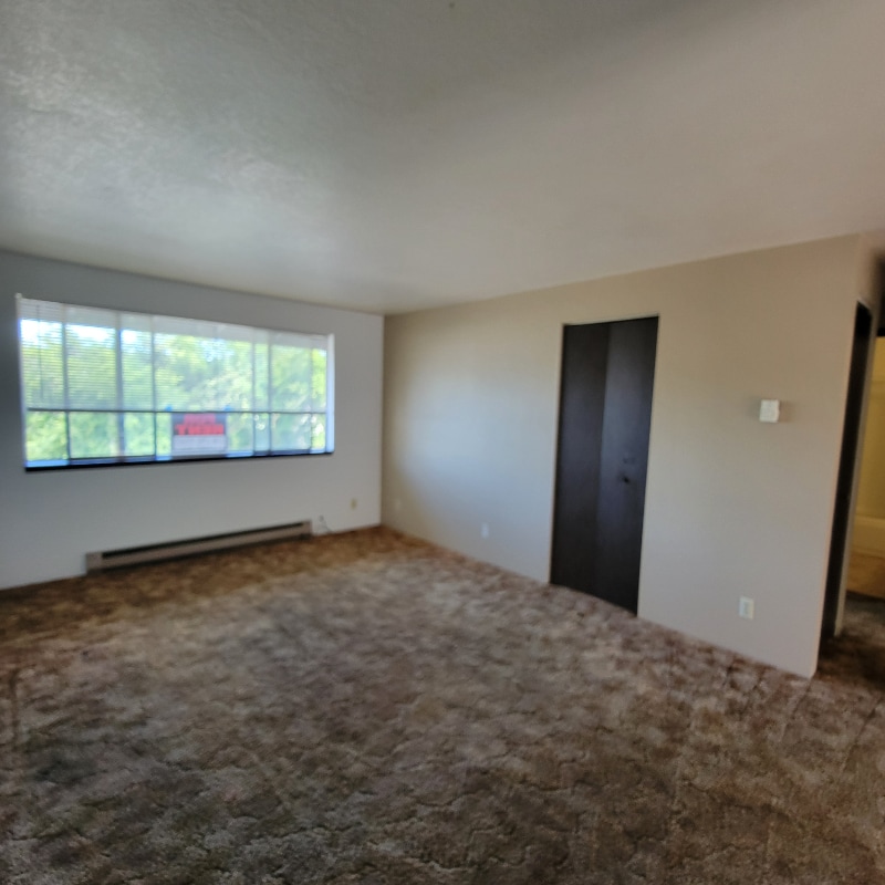 Building Photo - 1043 Lookingglass Rd