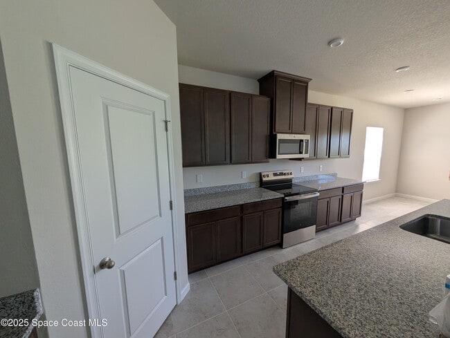 Building Photo - 2484 Landing Dr