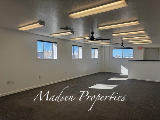 Building Photo - 1115 E Ewald Ct