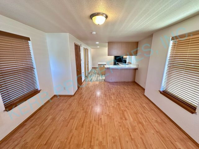 Building Photo - Spacious 3-Bed Oasis with 1.5 Baths in Portland – Your Next Home Awaits!