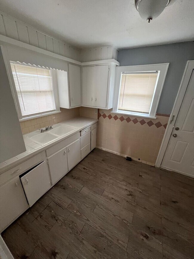 Building Photo - $0 First Month's Rent / $0 Deposit at Move-in