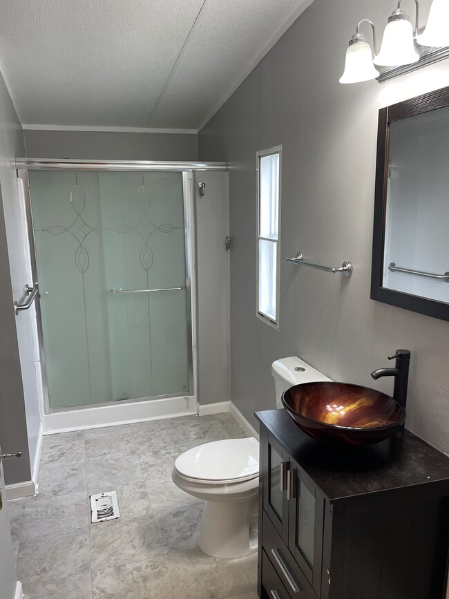 Master bathroom - 332 Helen St