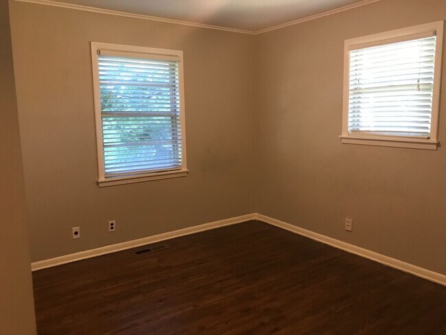 Building Photo - 3 bedrooms, 1.5 bath, close to Brookside restaurants, shopping and entertainment.