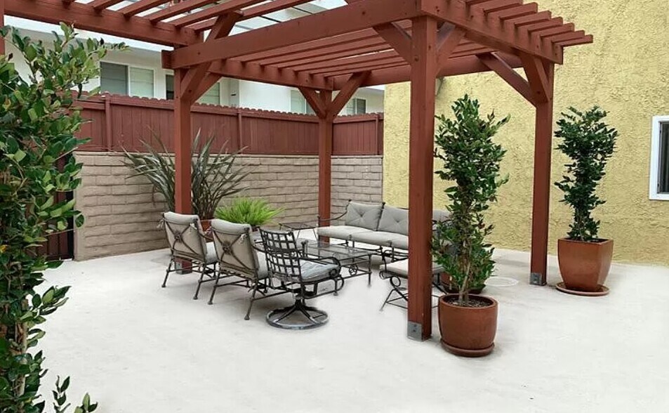 Building Photo - 1242 S Barrington Ave