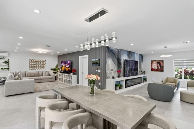 Building Photo - 600 NE 4th St