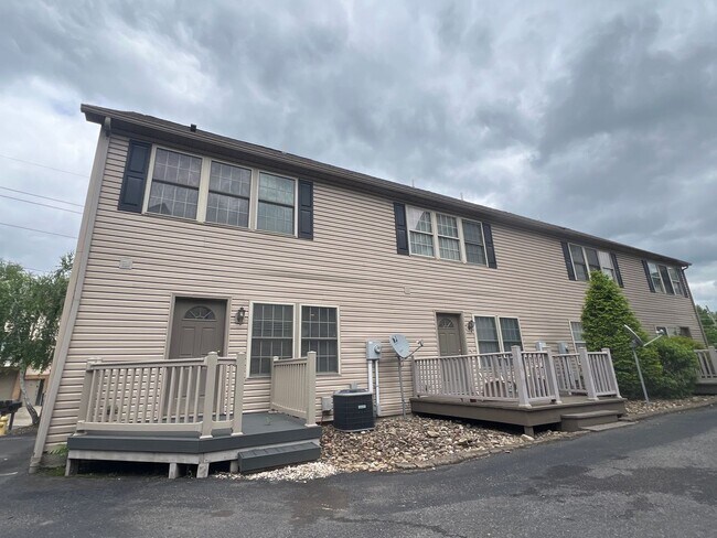 Building Photo - 4 Pineview Pl