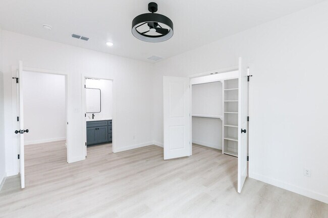 Building Photo - 1704 Elkhart Ave