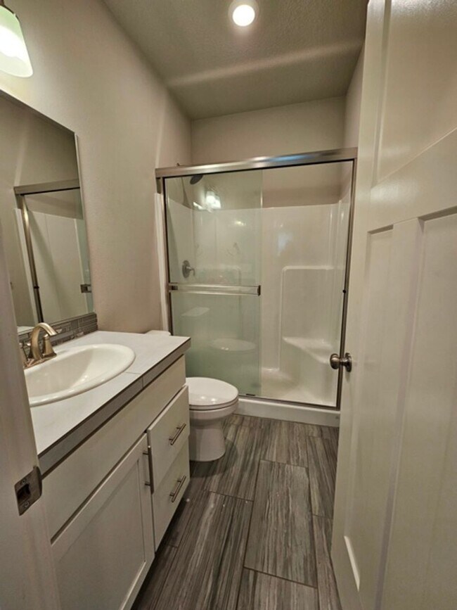 Building Photo - 5Bd/3Ba Two Story House - For viewing!