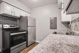 Building Photo - SUMMER MOVE IN SPECIAL- $300 off your move-in before July - $1075- 2 Bedroom Townhome off Westnedge