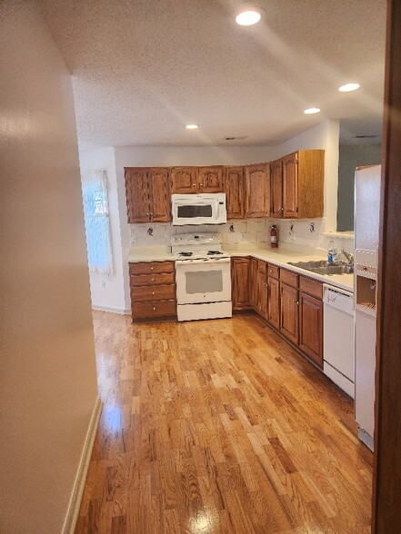 Building Photo - 1105 Estate Dr