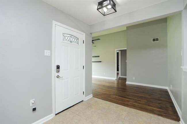 Building Photo - 3218 Cedarcrest Dr