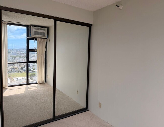 Building Photo - 930 Kaheka St