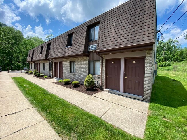 Building Photo - Beautiful First Floor 1 Bedroom Apartment Available at Kellywood Manor!  Call Today!