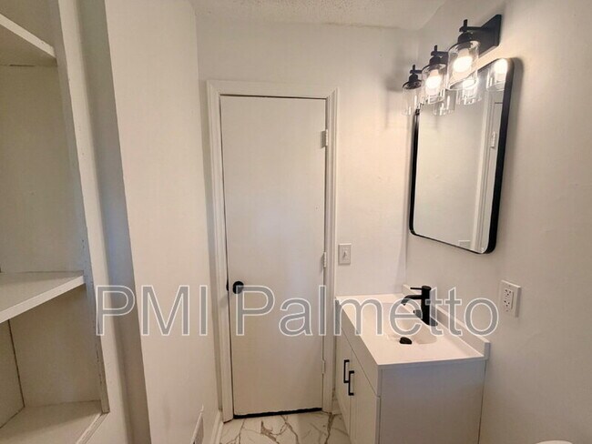 Building Photo - 128 Crestmore Dr