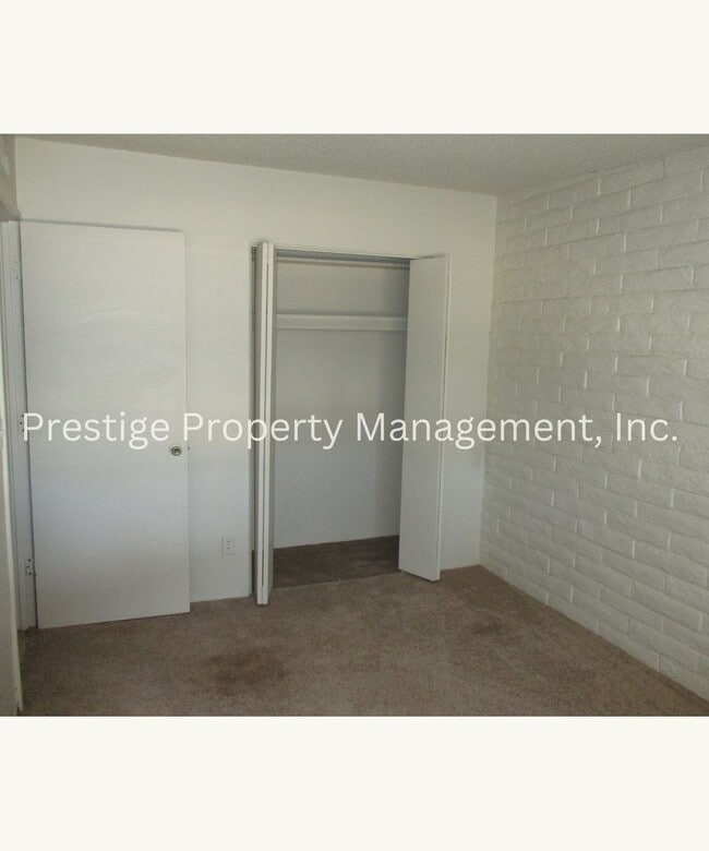 Building Photo - Check Out This 3/2 South-East Side Charmer!