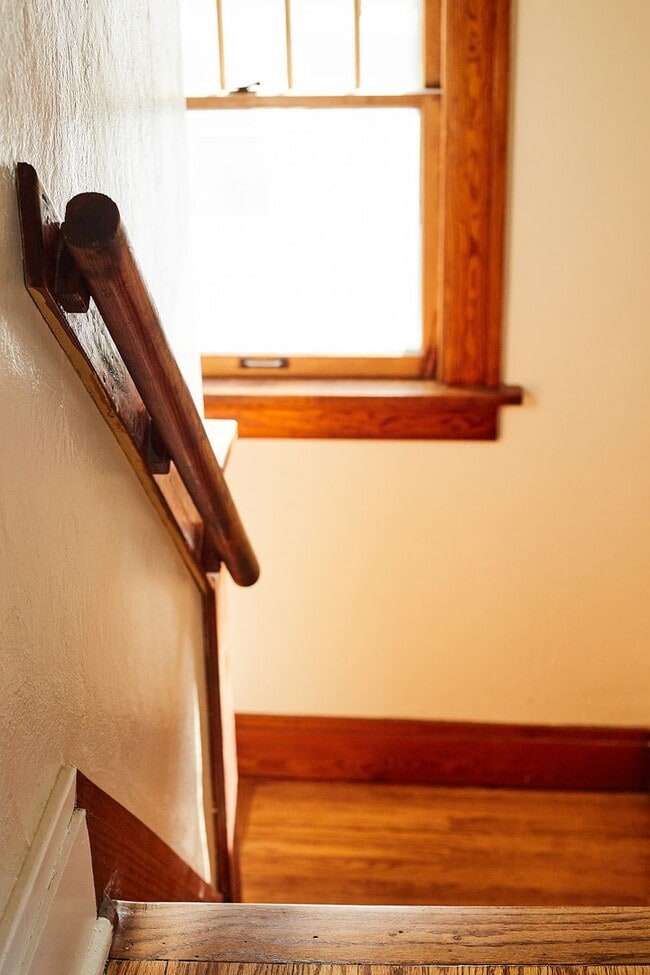 Building Photo - Vintage Farmhouse