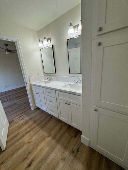 Building Photo - 1024 Michelle Ct