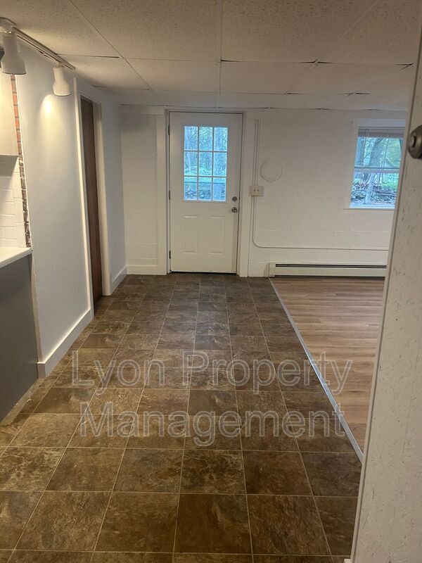 Building Photo - 1495 Ten Rod Rd