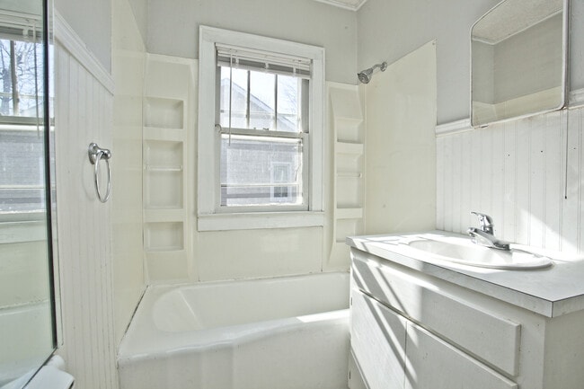 Building Photo - ***403 SW E Street***