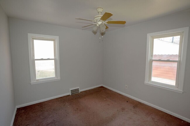 Building Photo - Update charming 3 bedroom bungalow