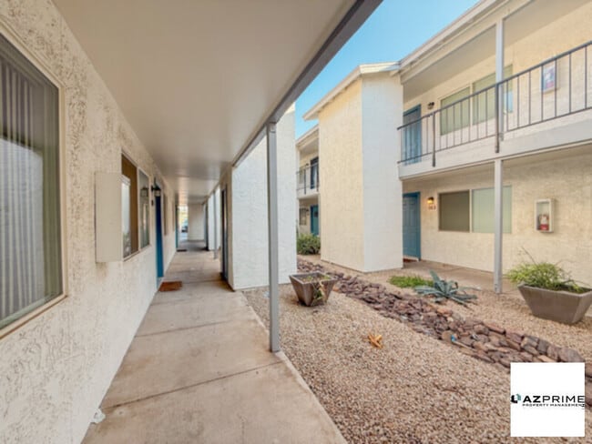 Building Photo - FREE FIRST MONTH'S RENT MOVE IN SPECIAL! Inviting 2/1 Phoenix Apartment with Modern Comforts!